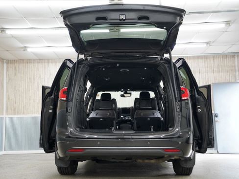 Used 2021 Chrysler Pacifica Touring-L w/ Uconnect Theater Family Group image 40