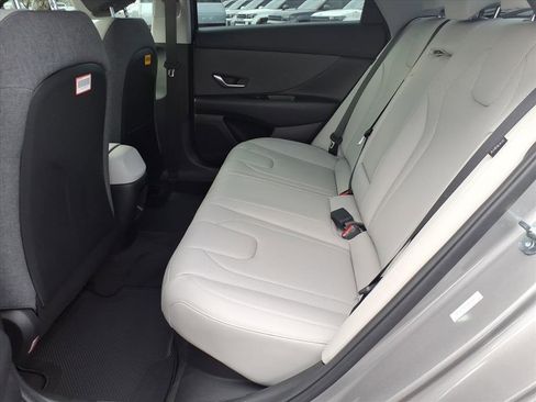 Certified 2025 Hyundai Elantra Limited image 17