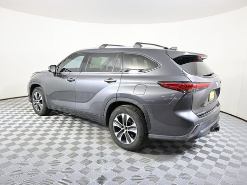 Used 2020 Toyota Highlander XLE image 4