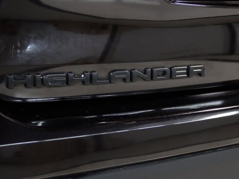 Used 2021 Toyota Highlander XLE image 11