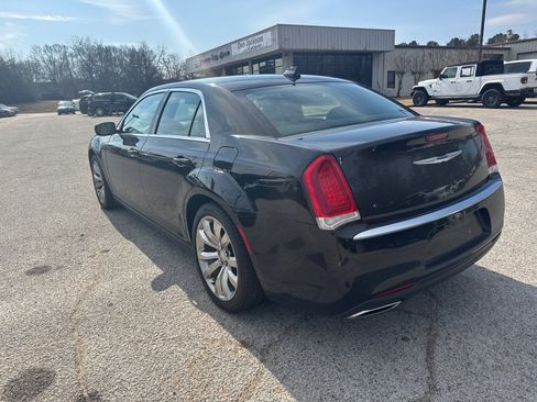 Used 2018 Chrysler 300 Touring w/ Chrome Appearance Package image 7