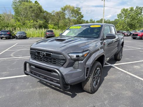 Used 2025 Toyota Tacoma TRD Sport AWD/4WD image 2