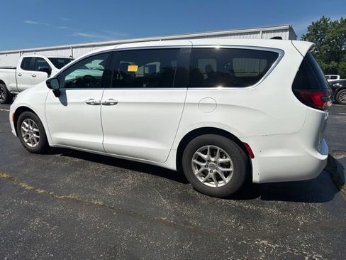 Used 2024 Chrysler Pacifica Touring-L FWD image 5