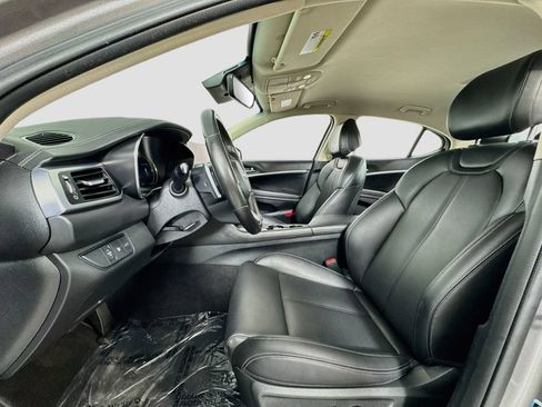 Used 2022 Genesis G70 2.0T AWD/4WD image 12