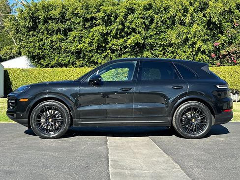 Used 2024 Porsche Cayenne image 2