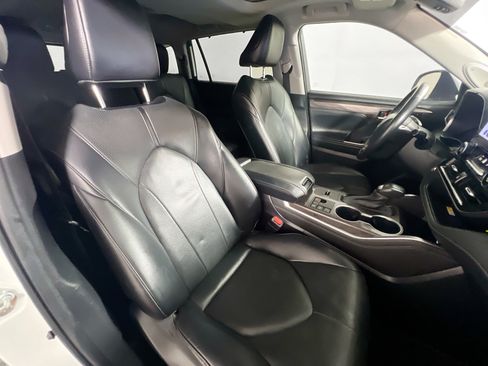 Used 2023 Toyota Highlander FWD image 25