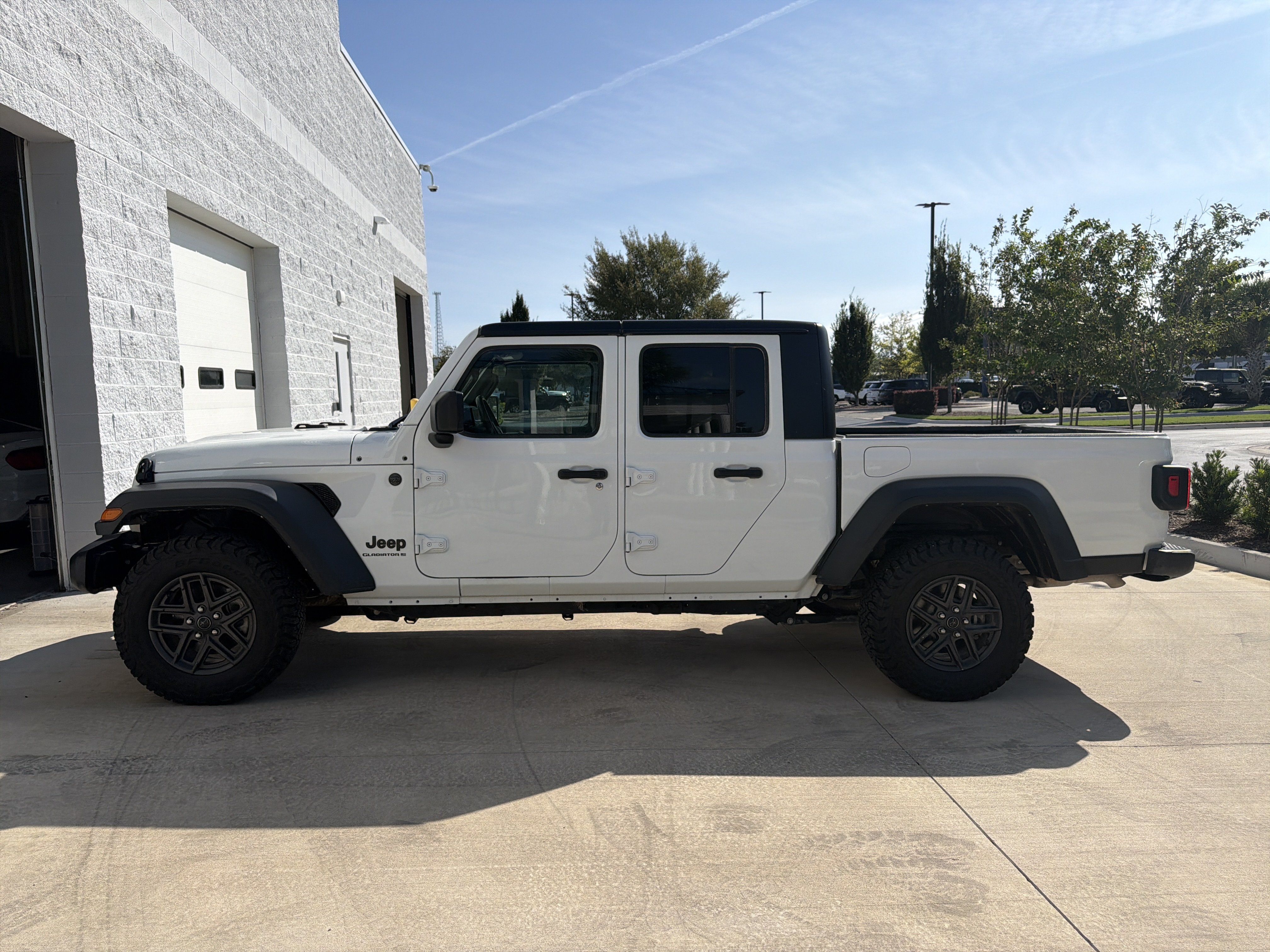 Used 2025 Jeep Gladiator Sport AWD/4WD image 6