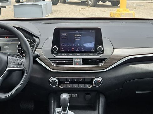 Used 2025 Nissan Altima 2.5 SV FWD image 14