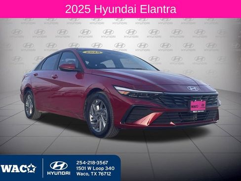 Used 2025 Hyundai Elantra Blue image 2