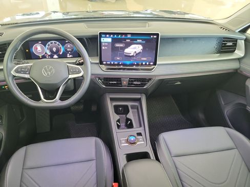 Used 2025 Volkswagen Tiguan SE FWD image 18