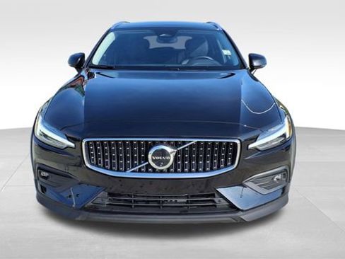 Certified 2025 Volvo V60 B5 Cross Country Plus AWD/4WD image 3