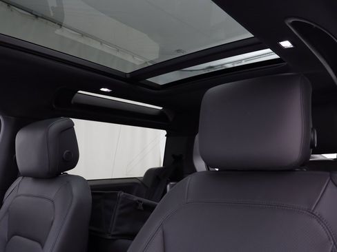 New 2025 Land Rover Defender 90 X-Dynamic SE image 15