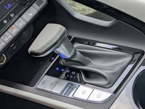 Certified 2025 Hyundai Elantra Limited FWD image 14