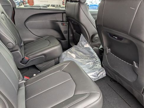 New 2026 Chrysler Pacifica Select image 11