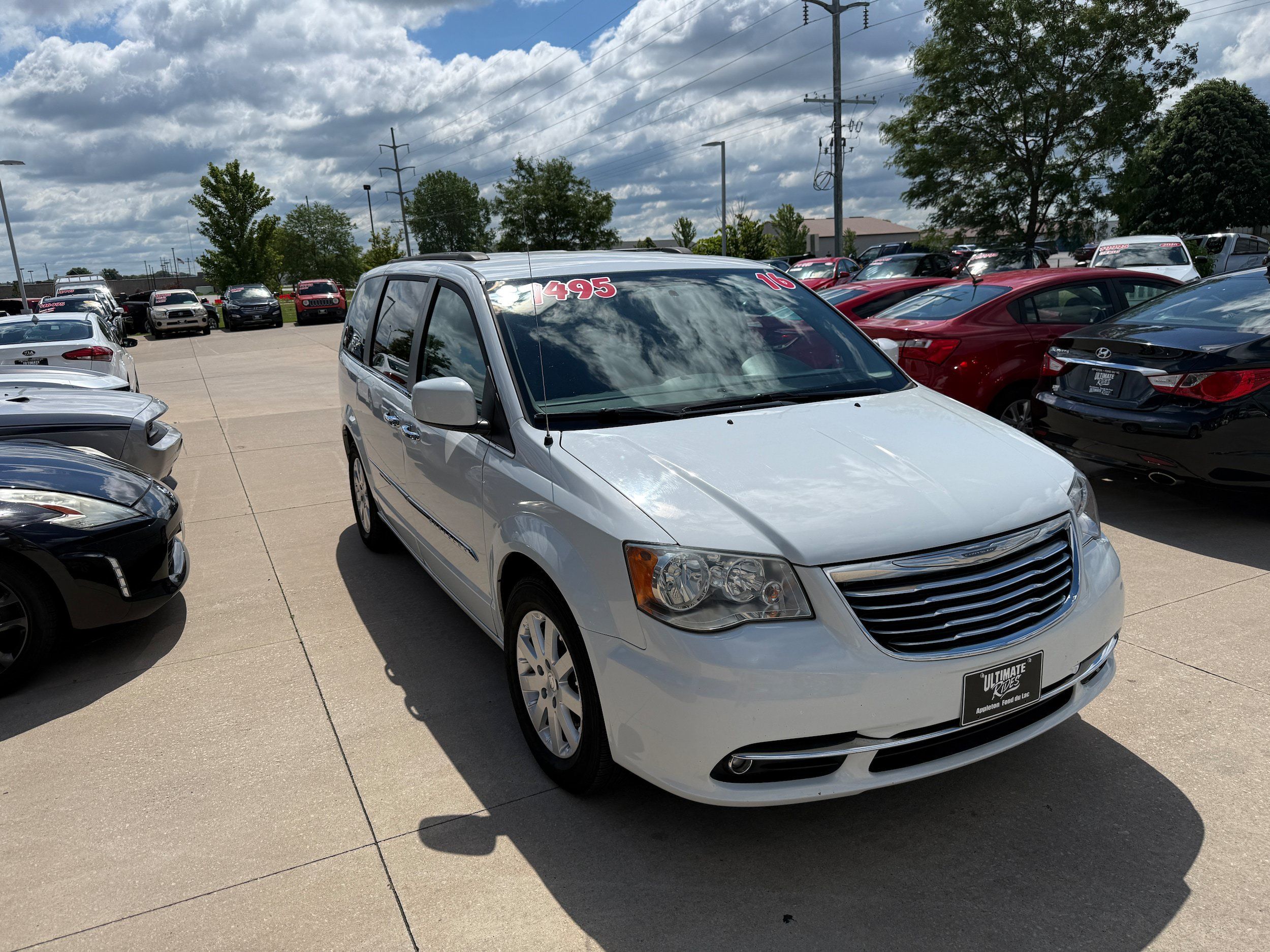 Used 2016 Chrysler Town & Country Touring w/ Driver Convenience Group FWD image 3