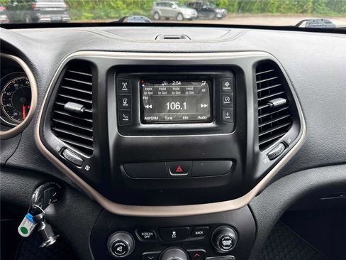 Used 2017 Jeep Cherokee Sport w/ Cold Weather Group AWD/4WD image 20
