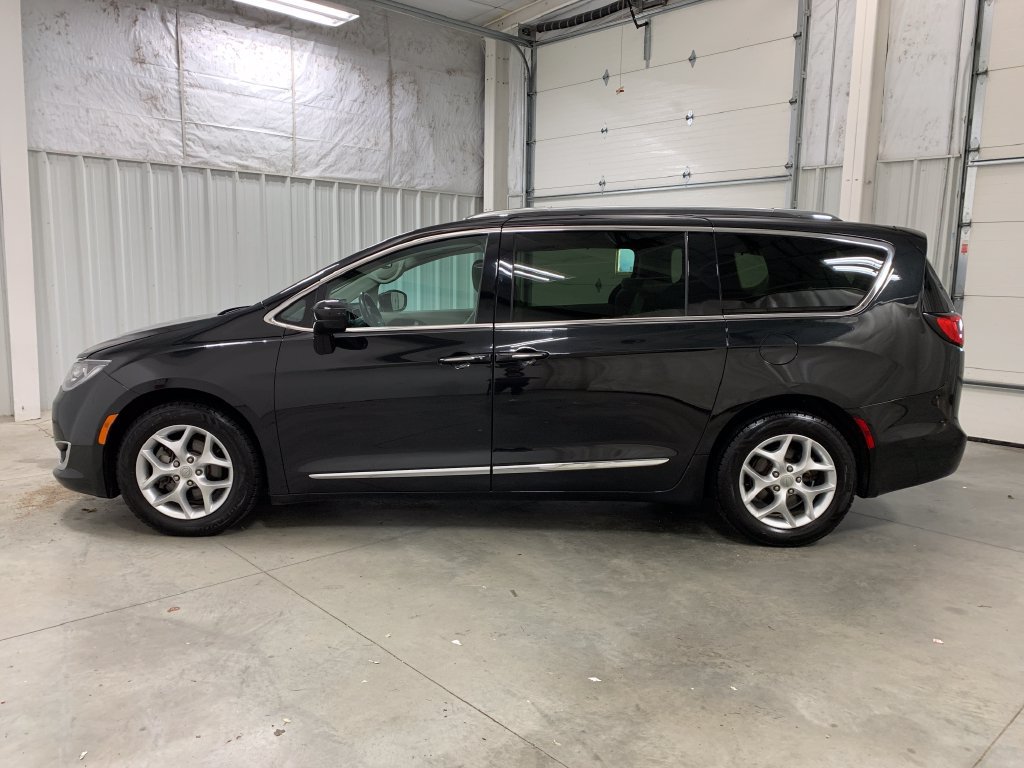 Used 2017 Chrysler Pacifica Touring-L Plus w/ Tire & Wheel Group FWD image 3