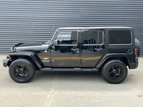 Used 2015 Jeep Wrangler Unlimited Sahara w/ Connectivity Group AWD/4WD image 9