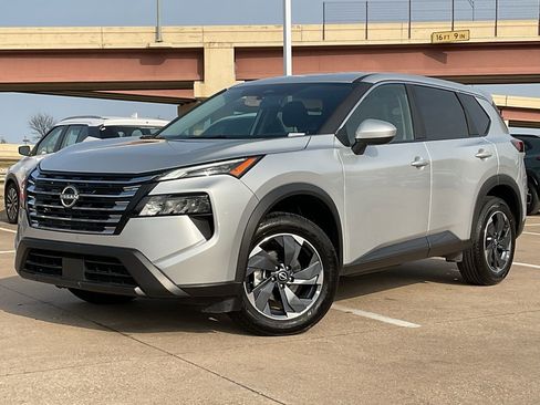 Used 2025 Nissan Rogue SV image 2