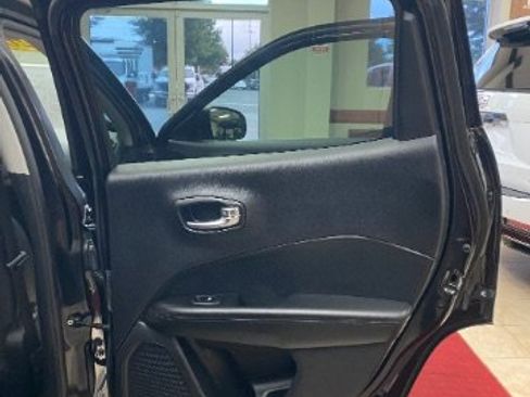 Used 2020 Jeep Compass Latitude FWD image 10