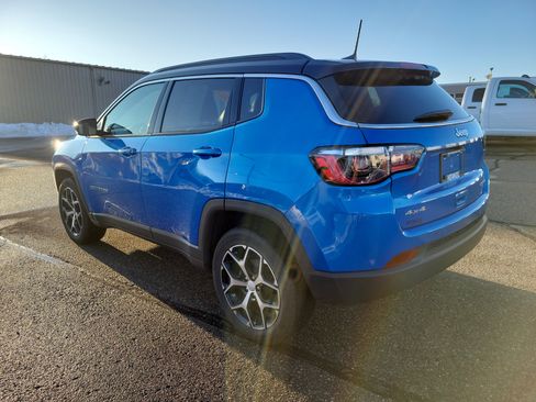 Used 2024 Jeep Compass Limited image 3