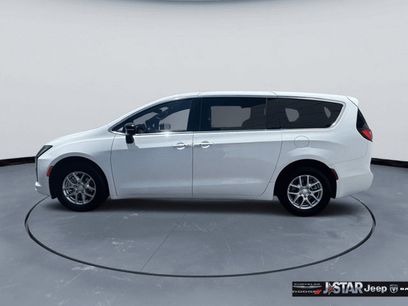 New 2027 Chrysler Pacifica Select w/ Family Tech Group