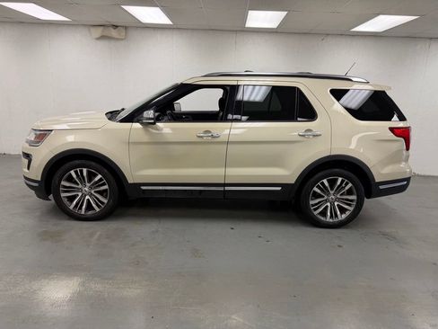 Used 2018 Ford Explorer Platinum AWD/4WD image 2