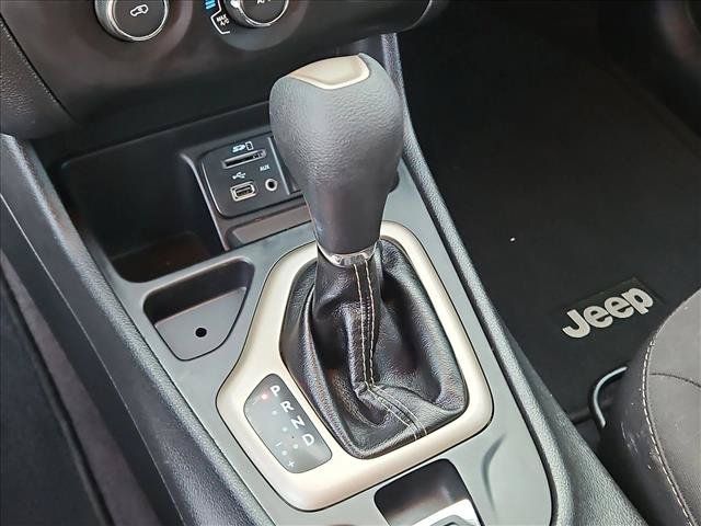 Used 2018 Jeep Cherokee Latitude FWD image 12