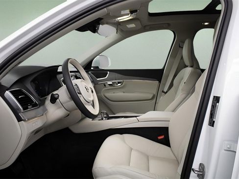 New 2025 Volvo XC90 T8 Plus w/ Protection Package Premier image 16