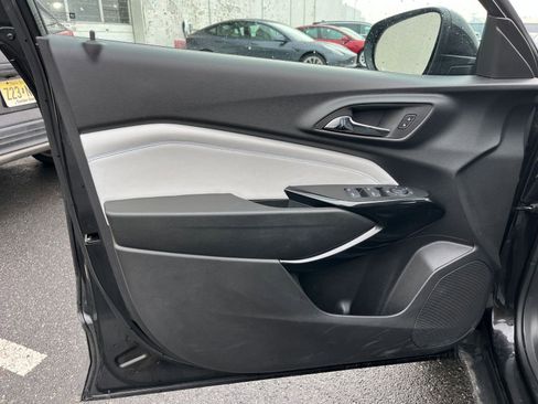 Used 2025 Chevrolet Trax LT w/ LT Convenience Package image 18