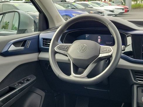 Used 2022 Volkswagen Taos SE FWD image 3