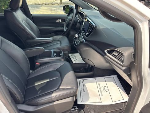 Used 2026 Chrysler Pacifica Select FWD image 19
