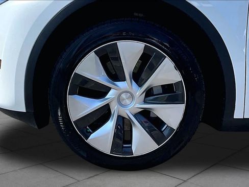 Used 2023 Tesla Model Y AWD image 10