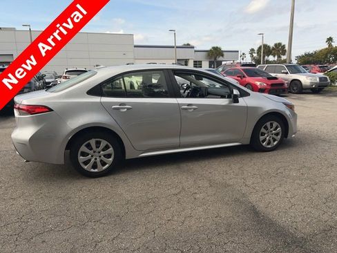Used 2021 Toyota Corolla LE image 10