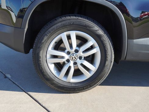 Used 2017 Volkswagen Tiguan S image 11