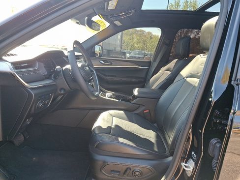 Used 2024 Jeep Grand Cherokee Overland AWD/4WD image 13