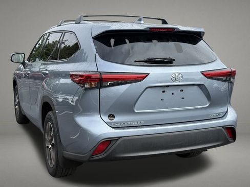 Used 2022 Toyota Highlander XLE image 3