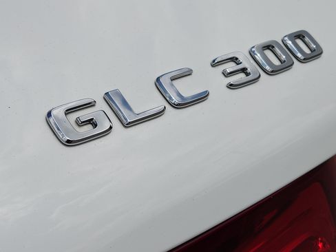 Used 2018 Mercedes-Benz GLC 300 4MATIC image 11