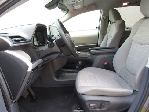 Used 2023 Toyota Sienna LE image 11