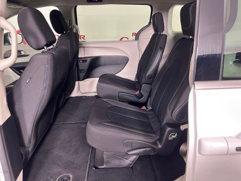 Used 2023 Chrysler Voyager LX image 25