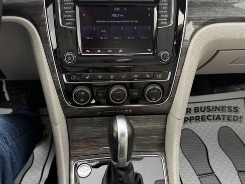 Used 2018 Volkswagen Passat 2.0T SE FWD image 16
