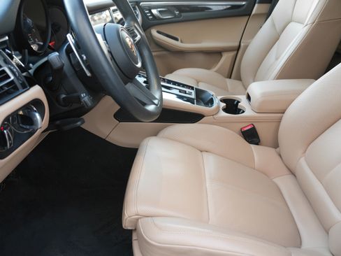 Used 2024 Porsche Macan image 12