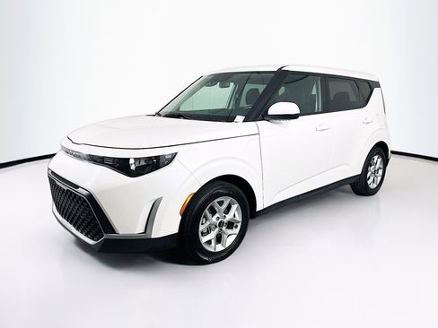 Used 2025 Kia Soul LX w/ LX Technology Package FWD image 3