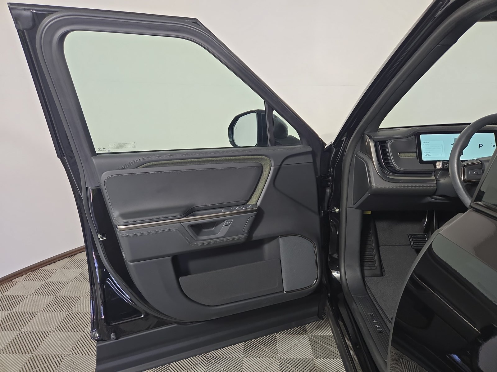 Used 2025 Rivian R1S Adventure Dual AWD/4WD image 16