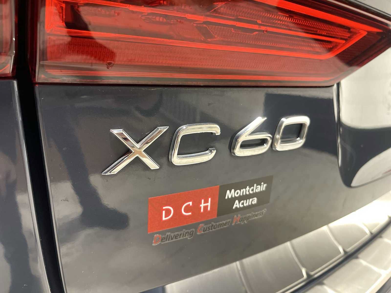 Used 2018 Volvo XC60 T5 Momentum w/ Vision Package AWD/4WD image 7