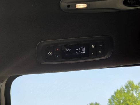 Used 2025 Chrysler Pacifica Select FWD image 12