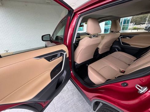 Used 2019 Toyota RAV4 XLE image 18