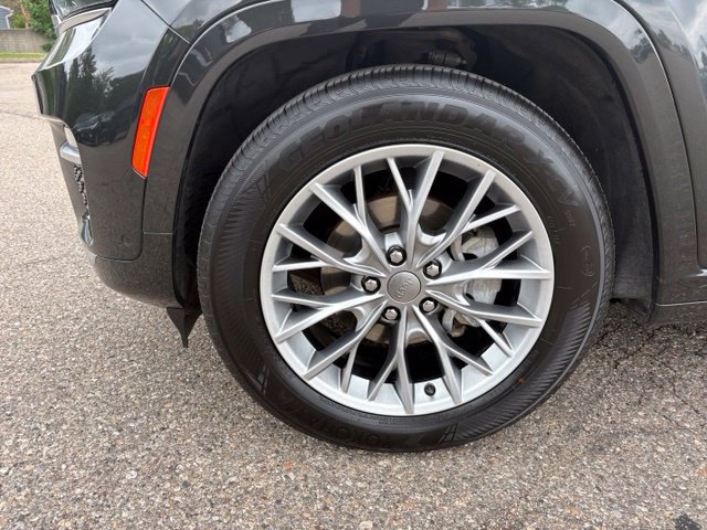 Used 2023 Jeep Grand Cherokee Summit AWD/4WD image 8