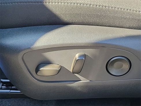 Used 2025 GMC Acadia Elevation image 17