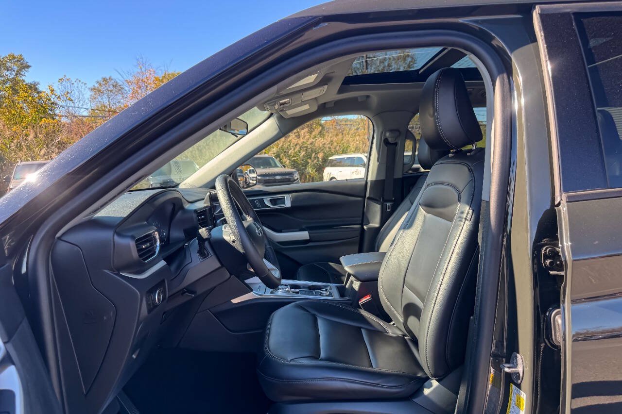 Used 2024 Ford Explorer XLT w/ Equipment Group 202A AWD/4WD image 20
